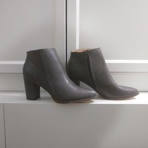 Excellent condition: Grey ankle boots